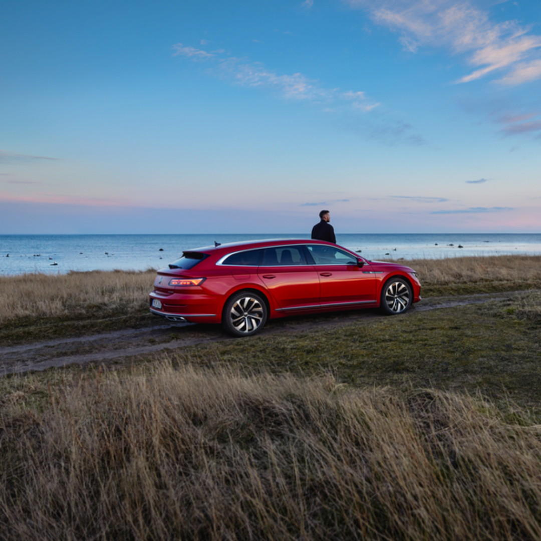 Röd Volkswagen Arteon Shooting Brake